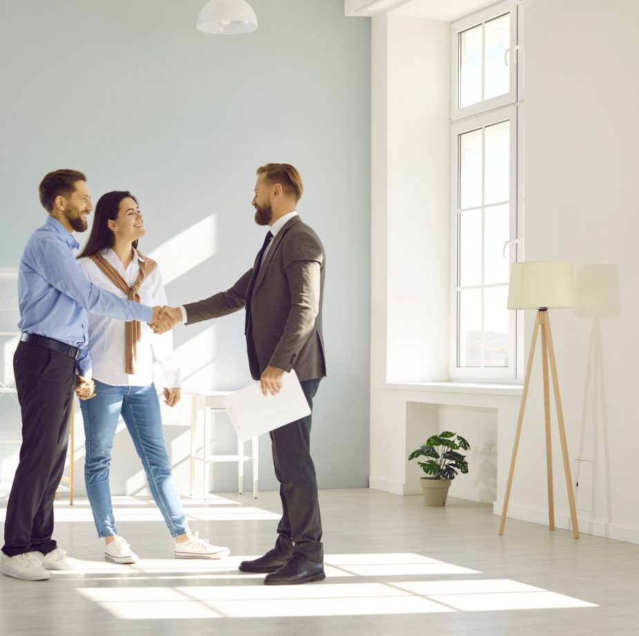 Young,Married,Couple,Make,Deal,,Buy,New,House,And,Exchange people coming to an agreement in home