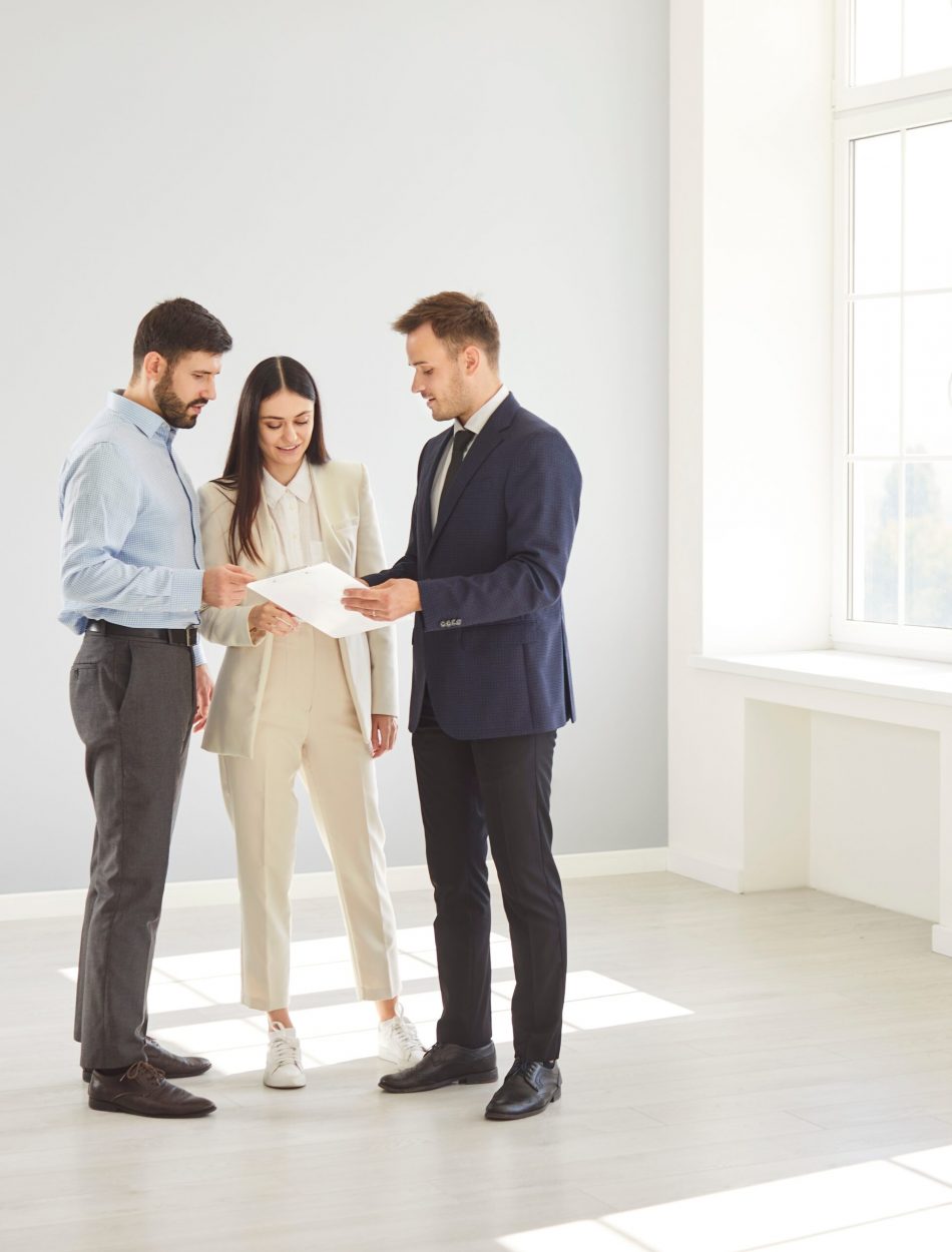 Married,Family,Couple,Of,Clients,Consulting,With,A,Realtor,Or Property manager talking to people
