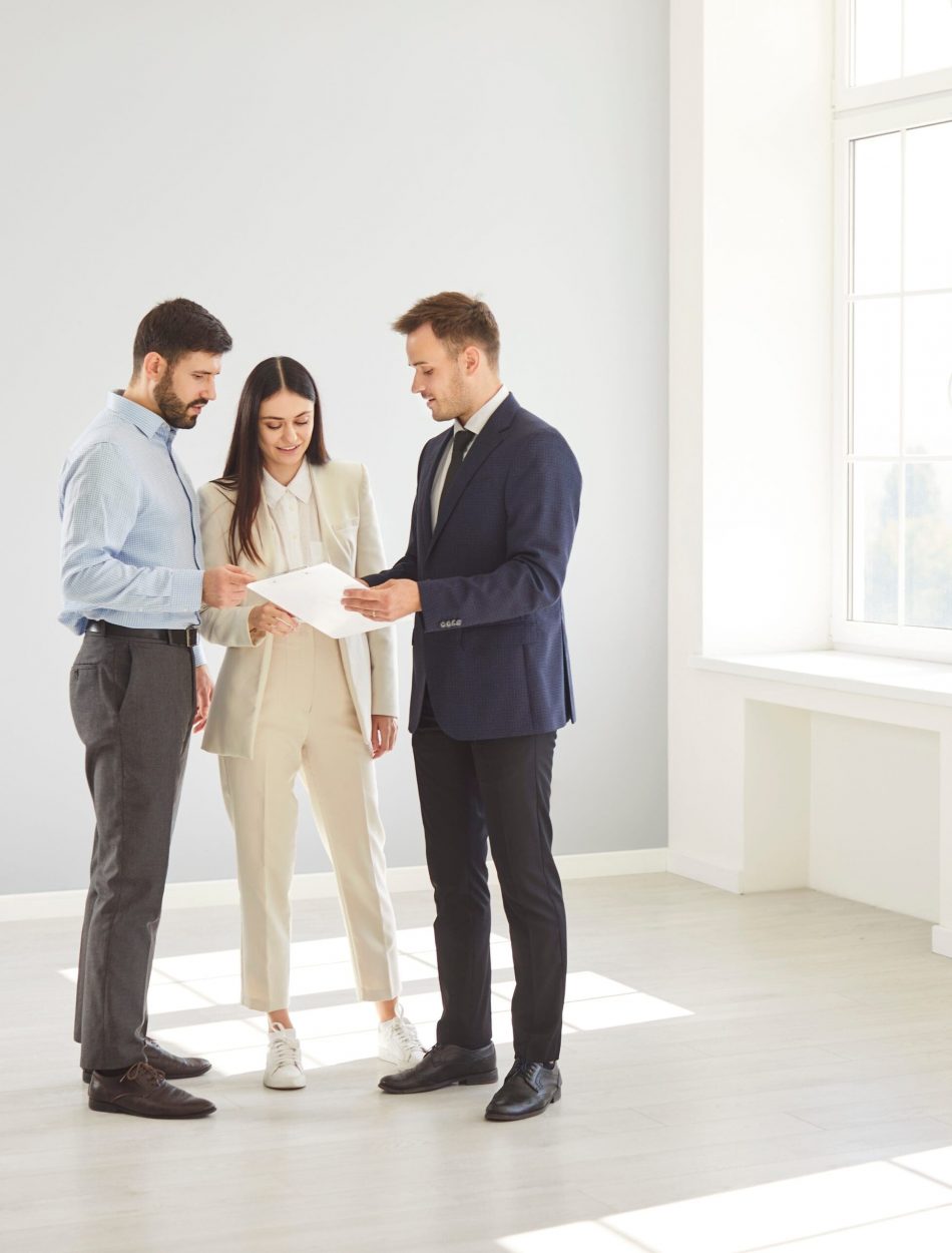 Married,Family,Couple,Of,Clients,Consulting,With,A,Realtor,Or Property manager talking to people
